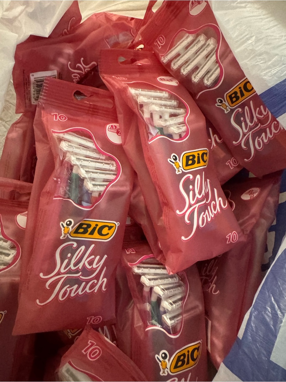 Box of 72 x Packs of 10 = 720 BIC
Silky Touch Women's Disposable Razors